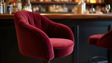 Bordo kadife döşemeli bar sandalyesi - şık kokteyl bar ortamında