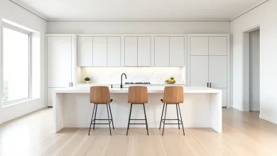 Modern mutfak adasinda farkli yuksekliklerde bar sandalyeleri