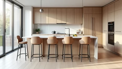 Modern mutfak adasında şık bar sandalyeleri ve minimalist dekorasyon