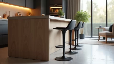 Bar tezgahı önünde ölçü ve konfor odaklı seçilmiş modern bar sandalyesi