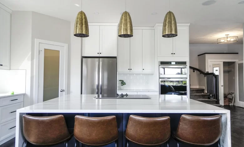 Bar sandalyesi seçimi için modern mutfak adasında kullanılan yüksek oturumlu sandalye görünümü