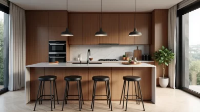 Modern mutfak adasında dekorasyona uygun seçilmiş bar sandalyeleri