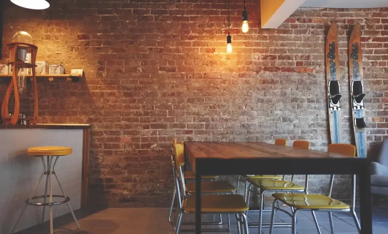 Restoran sandalyesi seçimi için modern restoran iç mekânında masa ve sandalye düzeni