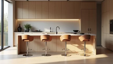 Ergonomik bar sandalyesi modelleri mutfak adası önünde