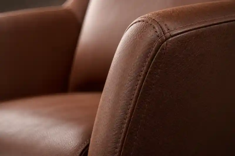Deri koltuk döşeme detayı – premium deri kumaş dikiş kalitesi