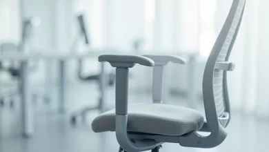 Ofis sandalyesinde ayarlanabilir kol desteği ergonomik oturuş konforu sağlar