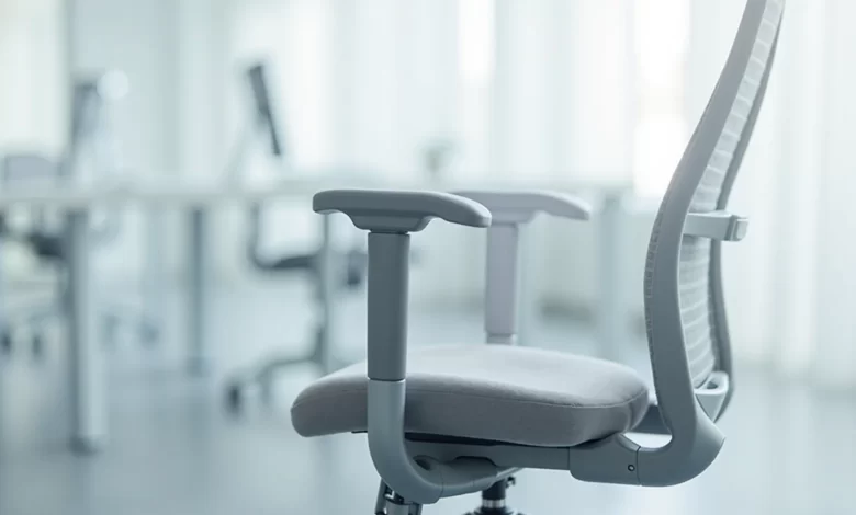Ofis sandalyesinde ayarlanabilir kol desteği ergonomik oturuş konforu sağlar