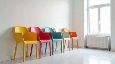 Profesyonel studeo cekiminde modern siyah plastik sandalyenin takviyeli ayak baglanti noktalari ve ergonomik yuzey detayi