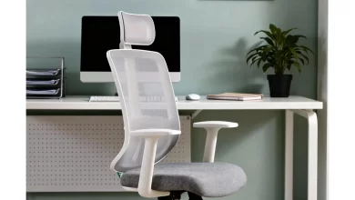 Baş destekli, file sırtlı ergonomik ofis koltuğu çalışma masası önünde