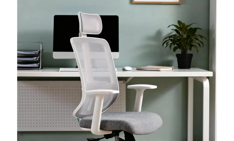 Baş destekli, file sırtlı ergonomik ofis koltuğu çalışma masası önünde